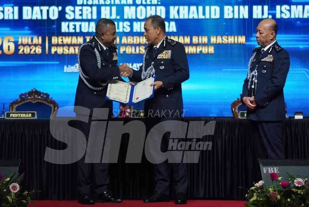 Mohd Khalid (tengah) bersalaman dengan Ayob Khan ketika Majlis Serah Terima Tugas Timbalan Ketua Polis Negara di Pulapol Kuala Lumpur pada Ahad. Foto: SINAR HARIAN/ROSLI TALIB