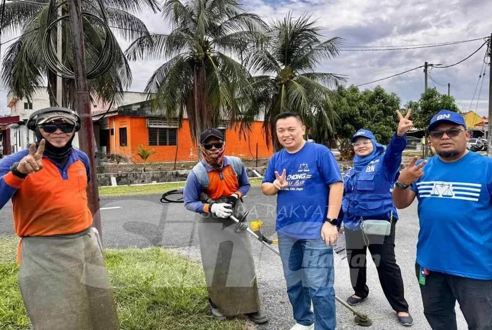 Fui Ming (tiga kanan) berkesempatan bertemu penduduk sekitar Batu Kikir.