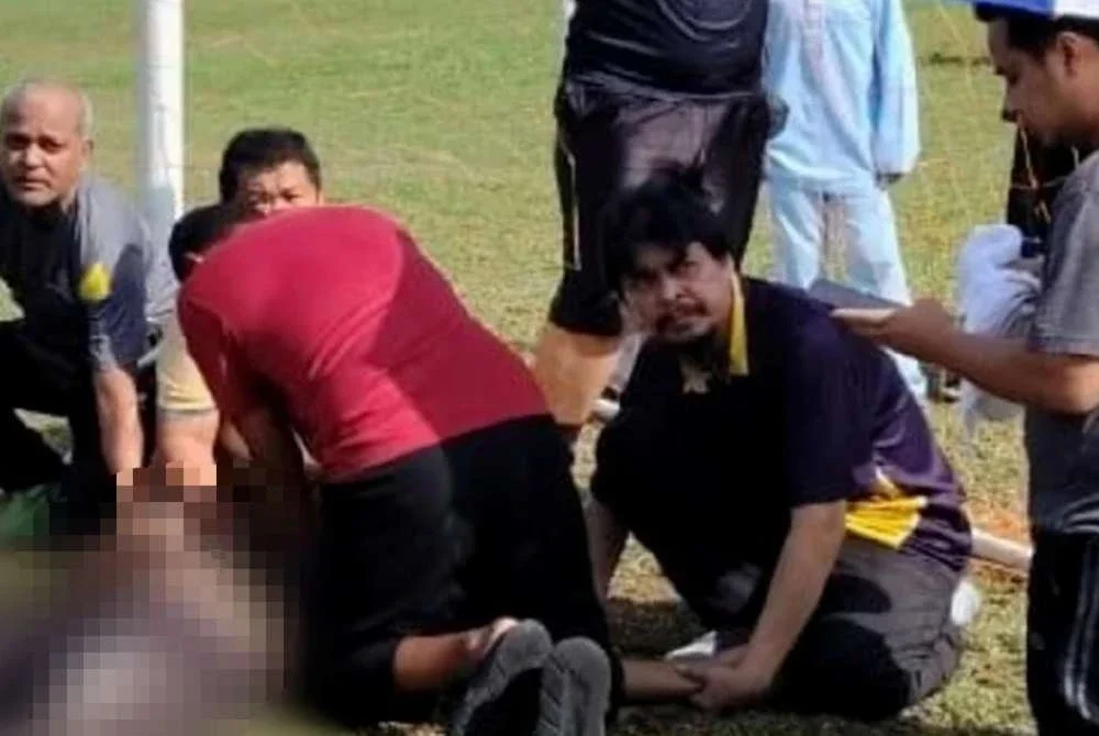 Seorang lelaki meninggal dunia selepas rebah ketika menyertai pertandingan bola sepak anjuran sebuah parti politik di padang sebuah perumahan di Bandar Ekar Rantau. Foto ihsan pembaca
