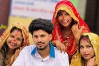 Tiga beradik perempuan dari Amroha, Uttar Pradesh mencuri perhatian selepas berkahwin dengan seorang jurukamera dikenali sebagai Vikas, dalam satu majlis yang mengundang pelbagai reaksi di media sosial.- Foto tular Hindustan Times