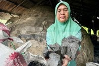 Pazuriatiayu menunjukkan arang yang terjadi selepas menjalani proses penghasilan selama tiga minggu. Foto: ADILA SHARINNI WAHID 