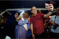 Menteri Komunikasi, Datuk Seri Fahmi Fadzil beramah mesra bersama orang ramai ketika hadir pada Program Wayang Pacak di Taman Saujana Rompin malam ini. Foto Bernama 