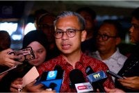 Menteri Komunikasi, Datuk Seri Fahmi Fadzil ketika ditemui media selepas Program Wayang Pacak di Taman Saujana Rompin malam ini. Foto Bernama 