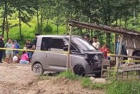 Mayat seorang wanita berusia 45 tahun ditemukan rentung di dalam sebuah kereta elektrik.