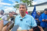 Mohamad ditemui pemberita pada Majlis Ramah Mesra Sepak Penalti Tertutup anjuran Pemuda Rantau di Padang Perumahan Prima, Bandar Ekar.