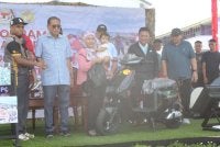 Mohamed Khaled Nordin (dua dari kiri) bersalaman dengan pemenang cabutan bertuah sempena Program Kesejahteraan Warga Angkatan Tentera Malaysia (ATM) Zon Selatan di Kem Sirusa di sini pada Ahad.