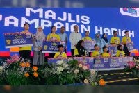 Asri (empat dari kiri) bersama Mohammad Nizar (lima dari kiri) bersama pemenang Wira Bijak Tenaga sempena Karnival Bijak Tenaga 2026 yang berlangsung di Stadium Indera Mulia pada Ahad.