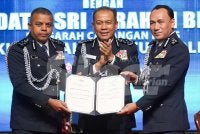 Majlis serah terima tugas antara Ayob Khan (kiri) kepada Ibrahim disaksikan oleh Mohd Khalid (tengah) di Pulapol Kuala Lumpur pada Ahad. Foto: ROSLI TALIB 