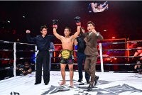 CEO Fury Championship, Mohd Wafiy (kiri) dan Ketua Pegawai Pemasaran Fury Championship, Mohamad Faizal Ahmad atau Jaa Suzuran meraikan kejayaan Izat merangkul tali pinggang Fury Muay Thai Lightweight Championship selepas menewaskan Brian Lawitan di Karisma Arena, Seremban.