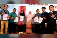 Saiful Helmie (tiga dari kanan) bersama Dr Hafidzah (tengah) pada sidang media KelSDeaf di Kota Bharu pada Ahad. 