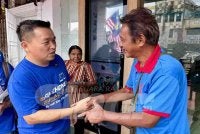Fui Ming (kiri) ketika mengadakan Walkabout sekitar DUN Bahau. 