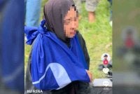 Video memaparkan bendera BN digunakan sebagai anduh sebagai rawatan awal mangsa kemalangan.