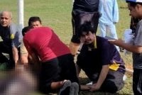 Seorang lelaki meninggal dunia selepas rebah ketika menyertai pertandingan bola sepak anjuran sebuah parti politik di padang sebuah perumahan di Bandar Ekar Rantau. Foto ihsan pembaca