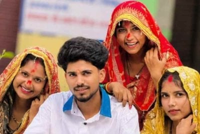 Tiga beradik perempuan dari Amroha, Uttar Pradesh mencuri perhatian selepas berkahwin dengan seorang jurukamera dikenali sebagai Vikas, dalam satu majlis yang mengundang pelbagai reaksi di media sosial.- Foto tular Hindustan Times
