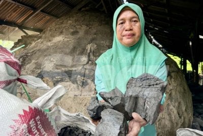 Pazuriatiayu menunjukkan arang yang terjadi selepas menjalani proses penghasilan selama tiga minggu. Foto: ADILA SHARINNI WAHID 