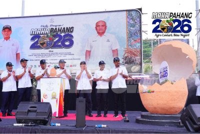 Wan Rosdy merasmikan MAHA Pahang 2026 yang berlangsung di Dataran Raub pada Sabtu. Foto: HALIM WAHID