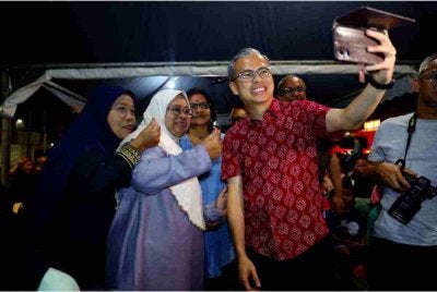 Menteri Komunikasi, Datuk Seri Fahmi Fadzil beramah mesra bersama orang ramai ketika hadir pada Program Wayang Pacak di Taman Saujana Rompin malam ini. Foto Bernama 