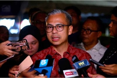 Menteri Komunikasi, Datuk Seri Fahmi Fadzil ketika ditemui media selepas Program Wayang Pacak di Taman Saujana Rompin malam ini. Foto Bernama 