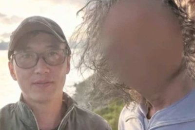 Chen (kiri) tidak menyangka lawatan kerjanya menyatukan semula dia dengan saudara yang lama terpisah. Foto/ Douyin.
