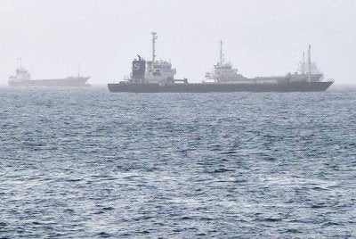 Kapal-kapal yang melalui Teluk Oman dirakam di luar pesisir Muscat pada 25 Julai 2026. Satu insiden membabitkan sebuah kapal tangki dan pasukan tentera yang tidak dikenal pasti dilaporkan berlaku pada 25 Julai berhampiran laluan perairan Selat Hormuz, menurut pemantau Operasi Perdagangan Maritim United Kingdom. - AFP