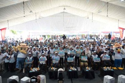 Program Road to MAHA Peringkat Wilayah Persekutuan Labuan yang berlangsung selama empat hari bermula 23 hingga 26 Julai di Kompleks Sukan Laut Antarabangsa Labuan dirasmikan Mohamad Sabu (duduk, tengah).