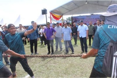 Mohamed Khaled (dua dari kanan) ketika menghadiri Program Kesejahteraan Warga Angkatan Tentera Malaysia (ATM) Zon Selatan di Kem Sirusa pada Ahad.