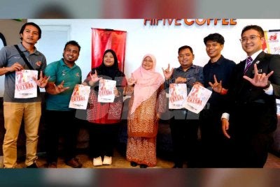 Saiful Helmie (tiga dari kanan) bersama Dr Hafidzah (tengah) pada sidang media KelSDeaf di Kota Bharu pada Ahad. 