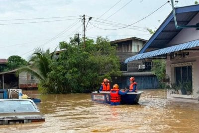 Pemantauan oleh agensi penyelamat terus dilaksanakan di lapangan bagi memantau keadaan semasa. Foto: APM Tawau