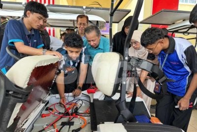 Penuntut menghasilkan inovasi buggy solar pertama di Kelantan.
