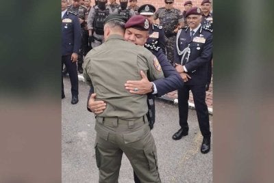 Mohd Shuhaily memeluk erat Ayob Khan selepas selesai paluan berundur Timbalan Ketua Polis Negara di Pulapol Kuala Lumpur pada Ahad.
