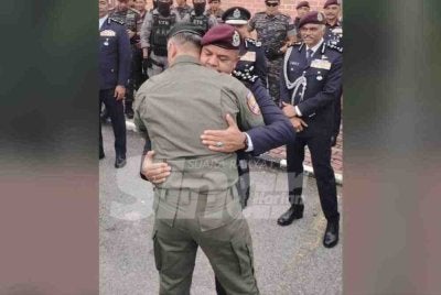 Mohd Shuhaily memeluk erat Ayob Khan selepas selesai paluan berundur Timbalan Ketua Polis Negara di Pulapol Kuala Lumpur pada Ahad.