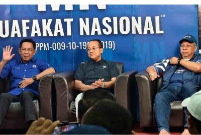 Ahmad Samsuri (tengah) ketika hadir program 'Nogori Beradat, Kito Muafakat' yang dianjurkan Muafakat Nasional