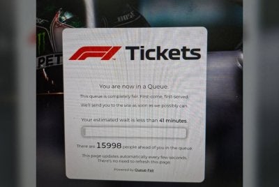 Peminat terpaksa menunggu lama untuk mendapatkan tiket Grand Prix Formula 1 Gulf Air Bahrain.