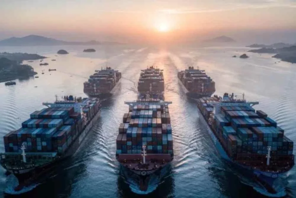 Lebih 100,000 kapal menggunakan selat tersebut setiap tahun, membawa kira-kira satu pertiga perdagangan global termasuk sekitar 23 juta tong minyak sehari.