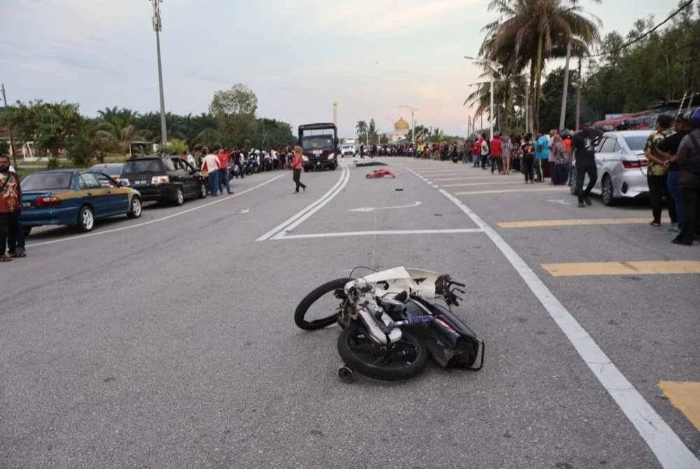 Keadaan motosikal ditunggang mangsa yang maut dilanggar pemandu disyaki di bawah pengaruh dadah dalam kejadian kemalangan di Jalan Padang Tembak di sini pada Ahad.