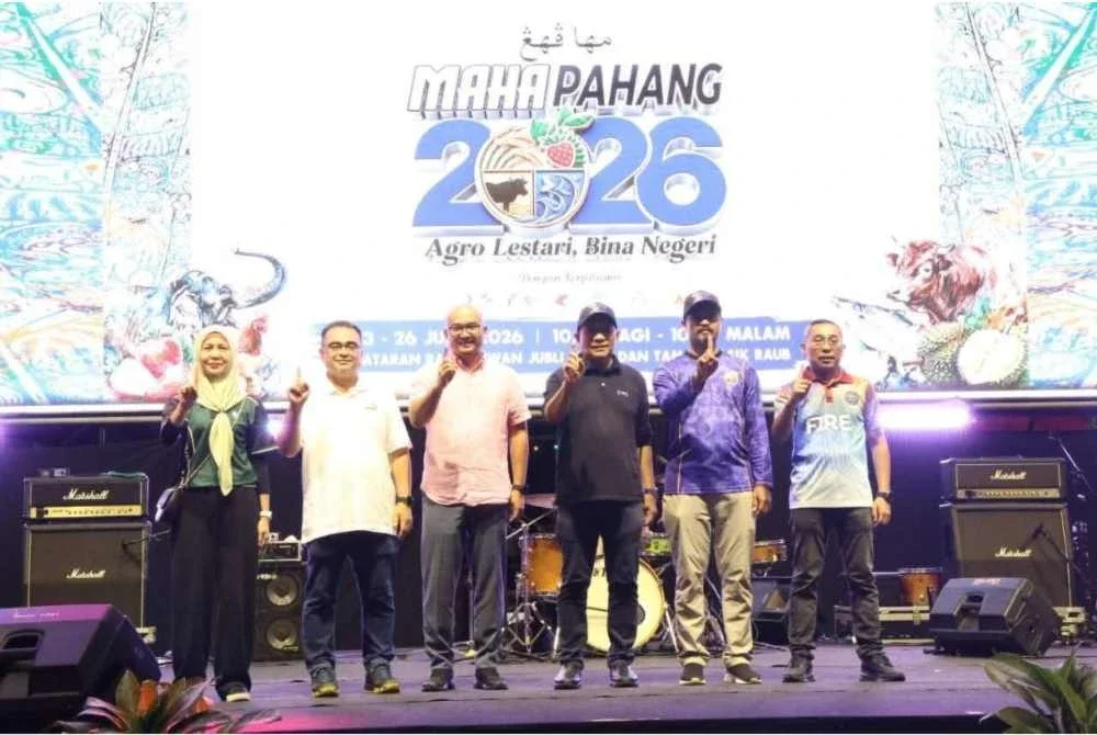 Mohd Soffi (tiga dari kanan) dan Fadzli hadir pada Majlis Perasmian Penutup MAHA Pahang 2026 pada Ahad. Foto FB Mohd Soffi Abd Razak