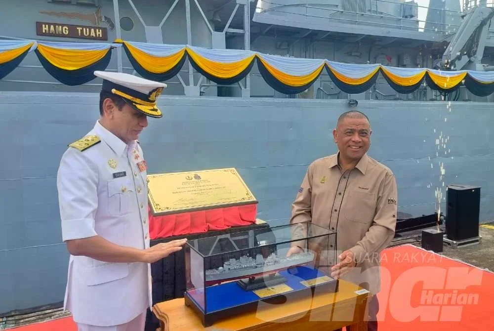 Saarani (kanan) selepas menyempurnakan Majlis Penyerahan Kapal Ex-Hang Tuah daripada TLDM kepada kerajaan negeri Perak di Himpitan 1, Pangkalan TLDM Lumut pada Isnin.