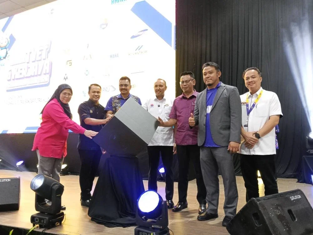 Mohd Jafni (tengah) merasmikanKarnival TVET dan Kerjaya Perbandaran Kulai di Dewanraya Putra, Bandar Putra, Kulai.
