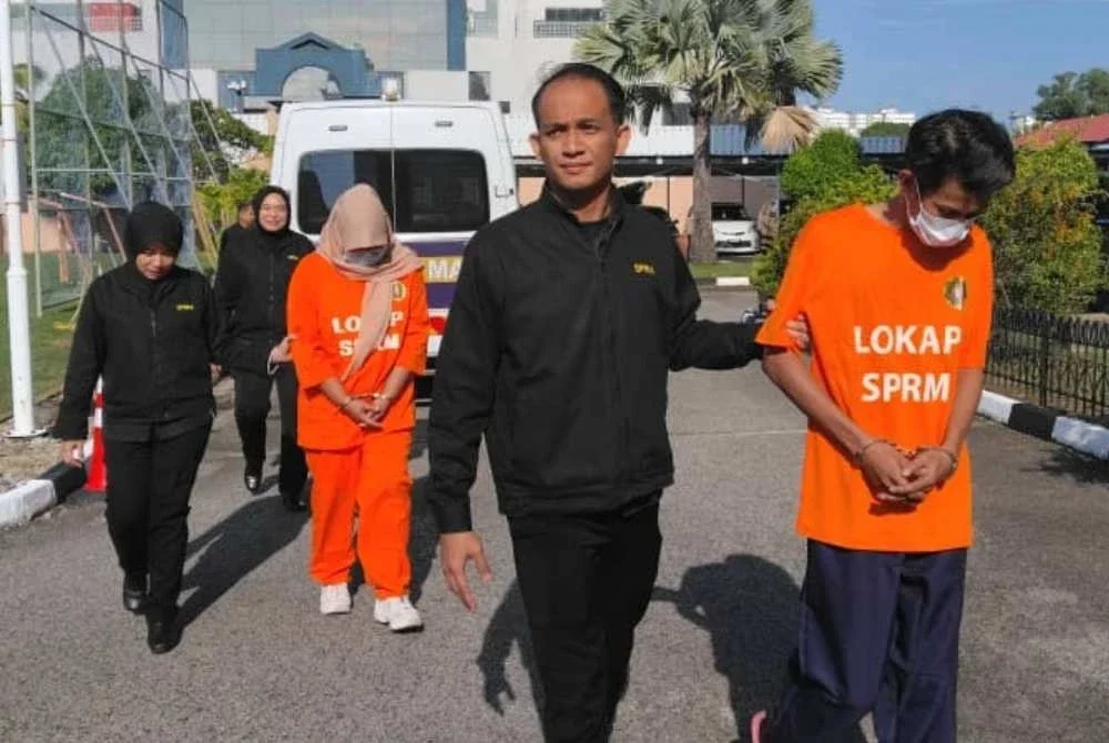 Ketiga-tiga suspek ketika dibawa ke Mahkamah Majistret Kuala Terengganu bagi permohonan reman.