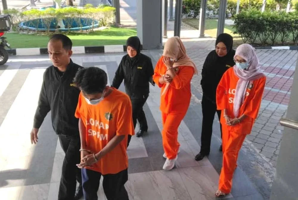 Ketiga-tiga suspek ketika dibawa ke Mahkamah Majistret Kuala Terengganu bagi permohonan reman.