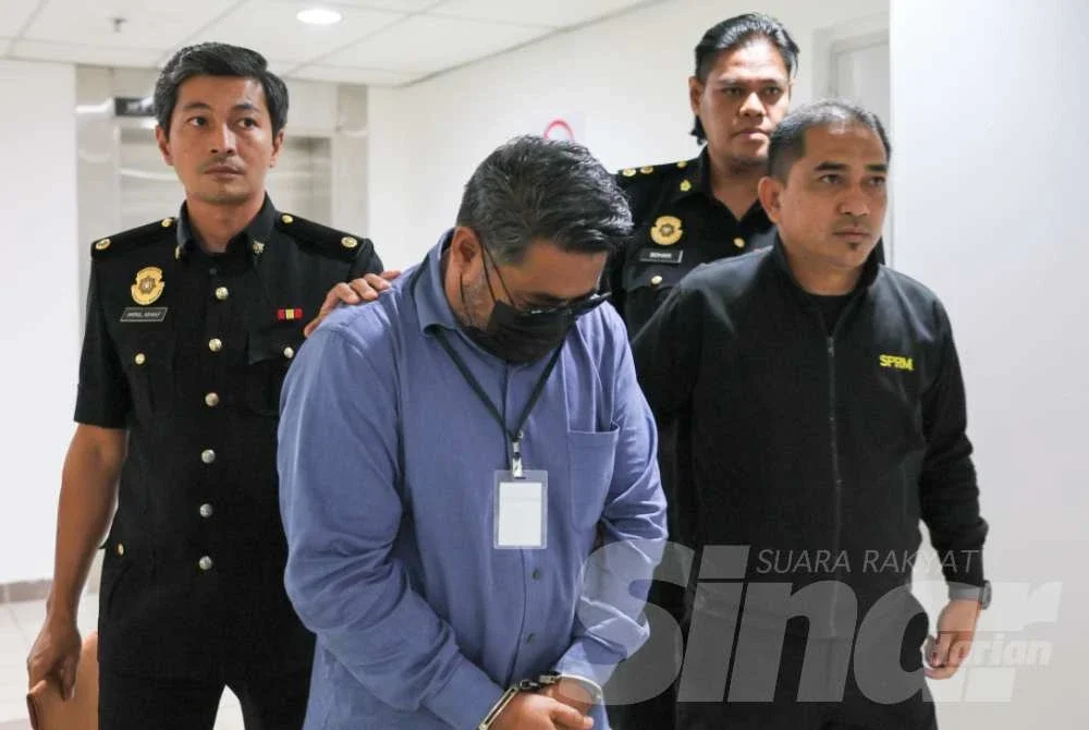 Yusri didakwa mengikut Seksyen 165 Kanun Keseksaan (Akta 574) yang memperuntukkan hukuman penjara sehingga dua tahun atau denda atau kedua-duanya sekali, jika sabit kesalahan.