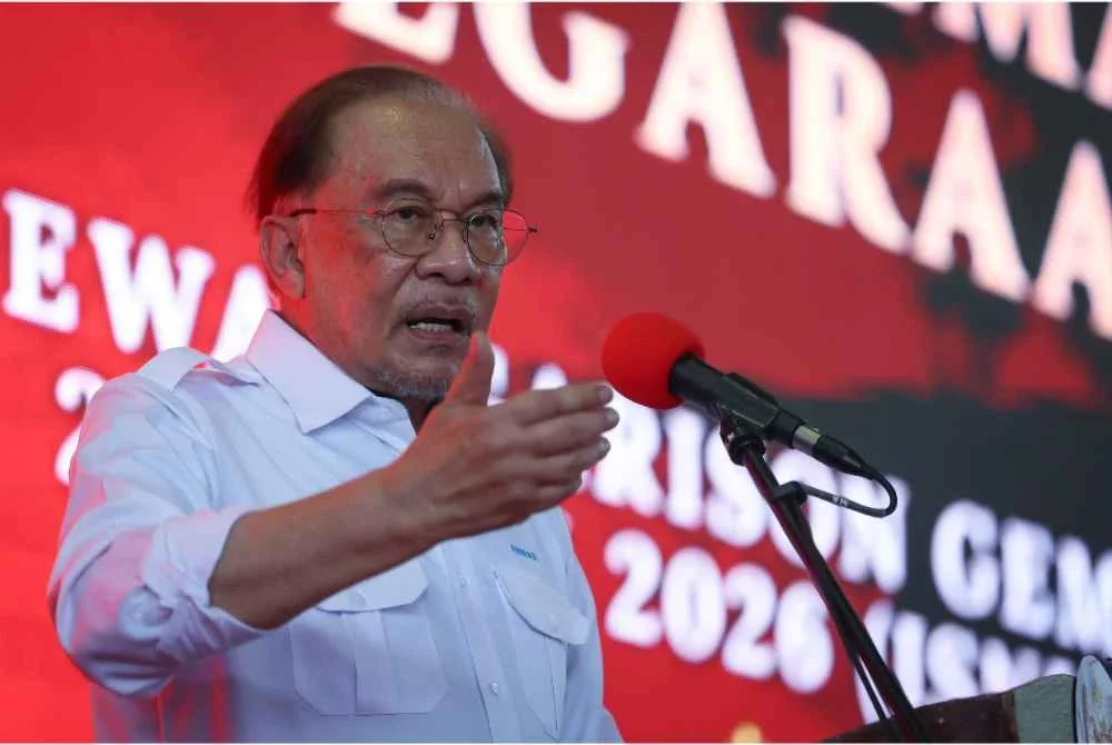Anwar ketika menyampaikan ucapan pada Program Semarak Kenegaraan di Kem Syed Sirajuddin, hari ini. - Foto: Bernama