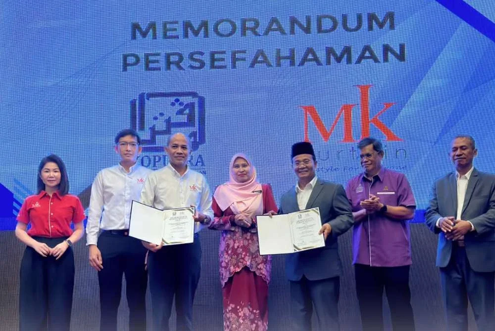 Zaharuddin (tiga dari kanan) dan Syed Kamarulzaman Syed Zainol (tiga dari kiri) menyempurnakan Majlis pertukaran MoU.