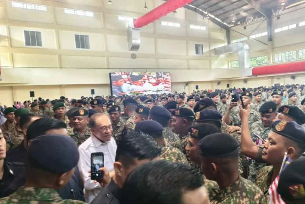 Perdana Menteri, Datuk Seri Anwar Ibrahim ketika menghadiri Program Semarak Kenegaraan di Dewan Garisson, Kem Syed Sirajuddin di sini pada Isnin.