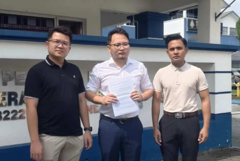 Chung Weng (tengah) membuat laporan polis terhadap seorang pemimpin UMNO Rembau yang mendakwa Istana Negeri Sembilan dipegang oleh DAP.