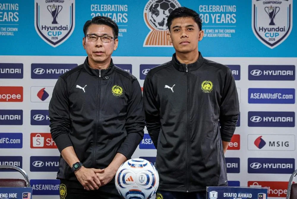 Cheng Hoe (kiri) dan pemain negara Syafiq Ahmad pada sidang akhbar perlawanan pra-perlawanan Piala Hyundai ASEAN 2026 antara Malaysia menentang Laos di Stadium Bolasepak Kuala Lumpur pada Isnin. Foto: Bernama 