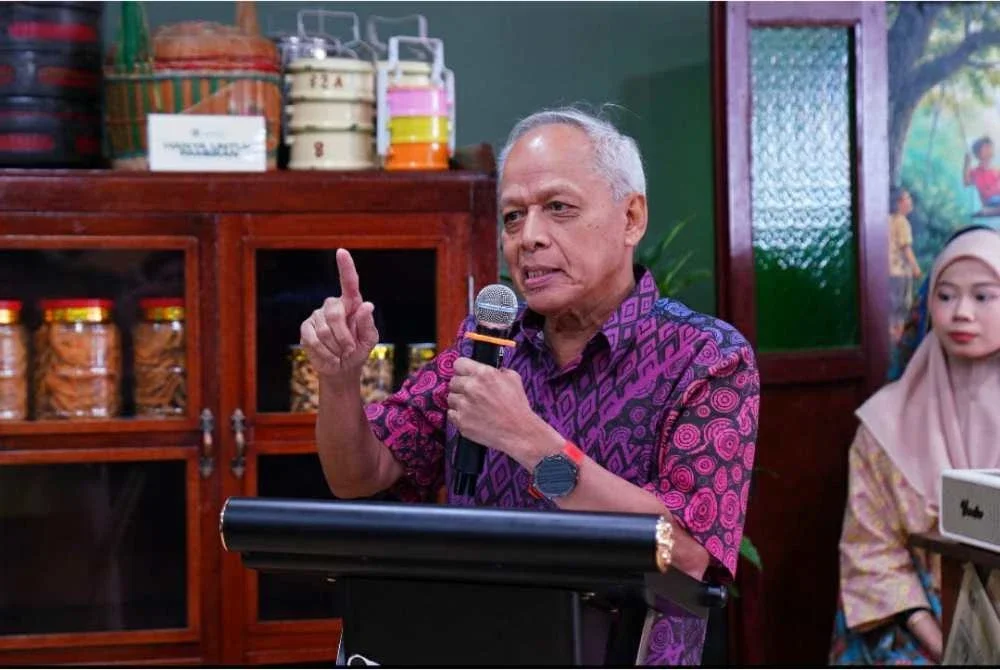 Muhammad Nasir menyampaikan ucapan sempena perasmian Warung Jendela Kaseh.