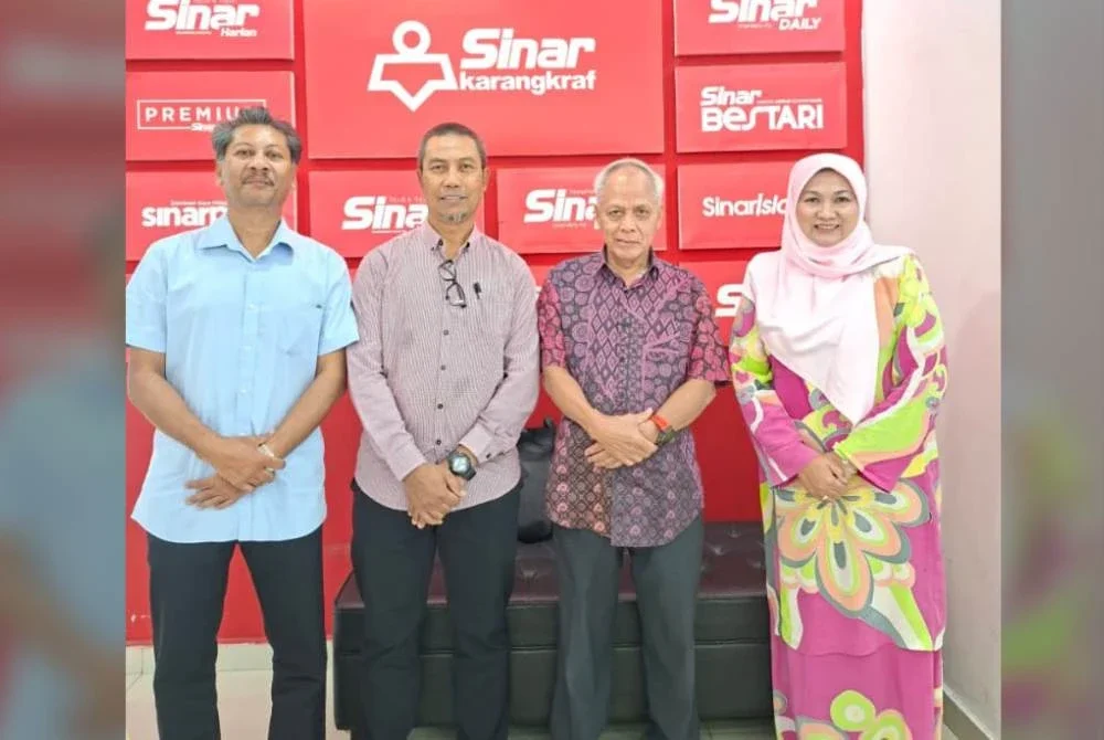 Badrulhaisham (dua dari kiri) bersama Penasihat Bersama Karangkraf, Datuk Muhammad Nasir Hamzah (dua dari kanan) ketika hadir di Karangkraf, pada Isnin.