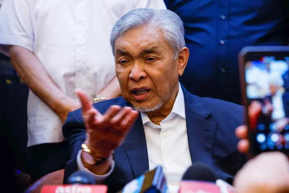 Ahmad Zahid bercakap pada sidang media selepas menghadiri Program Himpunan Usahawan Negeri Sembilan di D'Tempat Country Club, Bandar Sri Sendayan pada Isnin. Foto Bernama