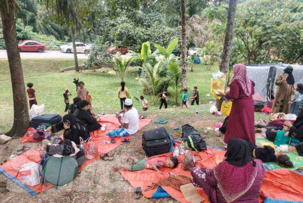 Ada antara keluarga pelarian itu mendirikan khemah kecil, manakala anak-anak dilihat bermain di sekitar kawasan berkenaan.